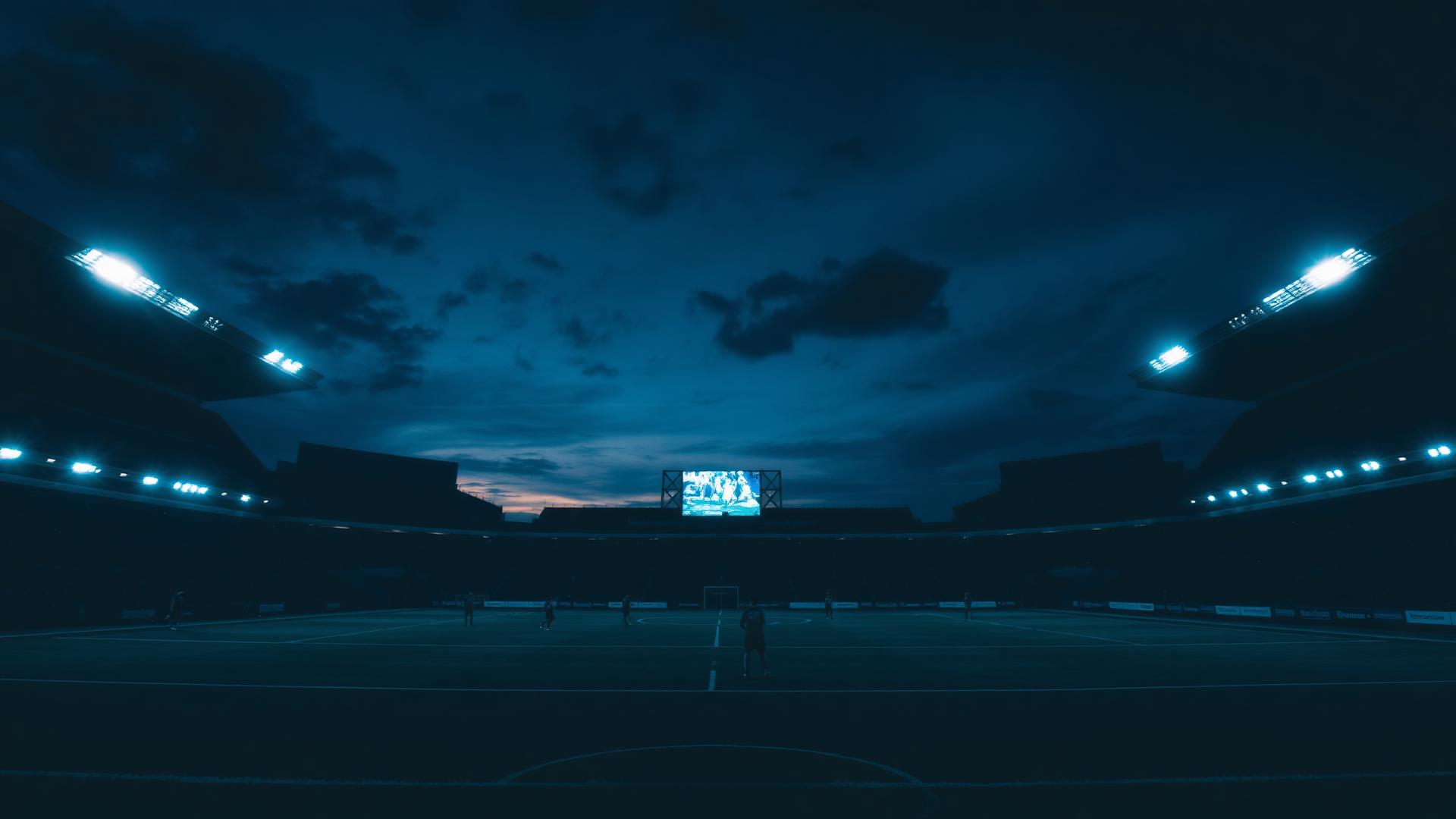 Stadion sepak bola di bawah lampu sorot